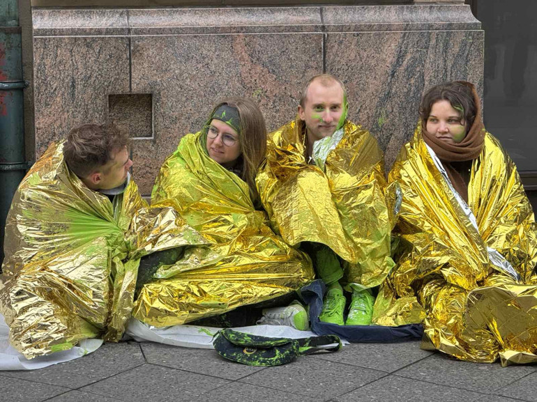 Çevrecilerden ‘Adlon’a yeşil boya