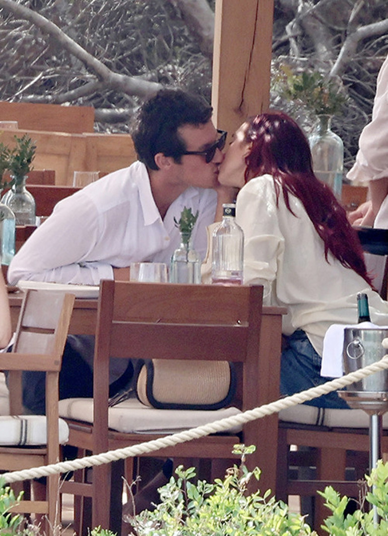 Ünlü çift, ilişkileri hemen bitmesin diye önlem alıyor: Aşkımız dillere düşmesin