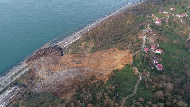 Heyelanın vurduğu Karadeniz Sahil Yolunda dikkat çeken rapor: 100 bin ton toprak akmış Doğu Karadenizi iyi günler beklemiyor