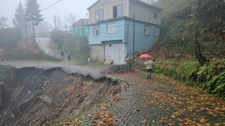 Heyelanın vurduğu Karadeniz Sahil Yolunda dikkat çeken rapor: 100 bin ton toprak akmış Doğu Karadenizi iyi günler beklemiyor