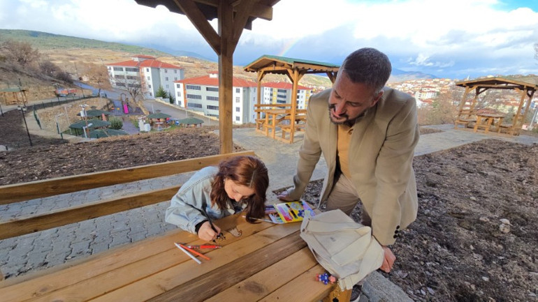 Parktaki kamelyayı gören belediye başkanından genç kıza iş teklifi: Yarın gel başla