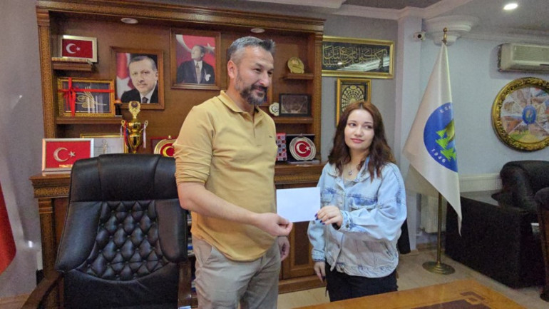 Parktaki kamelyayı gören belediye başkanından genç kıza iş teklifi: Yarın gel başla