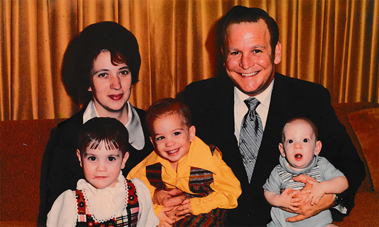 Gerçekler uzun yıllar sonra kızı sayesinde ortaya çıktı: Herkesin çok sevdiği iyi aile babasının akılalmaz sırrı Bunca zaman fark edilmemeyi nasıl başardı