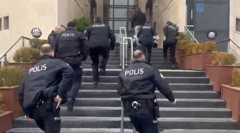 Bursa Adliyesinde duruşma salonunda silahlı saldırı: 2 ölü, 2 yaralı... Bakan Tunç: 10 kişi gözaltına alındı
