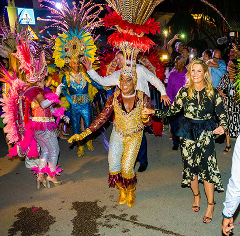 Düğününde acı içinde ağlamıştı... Artık sokaklarda dans ediyor
