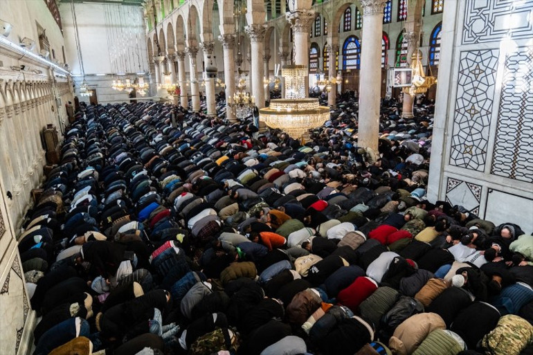 Emevi Camiinde tarihi anlar: Türk bayrağını öpüp Erdoğana teşekkür ettiler... Özgür Suriye halkı Esadın devrilmesinden sonra ilk cuma namazını kıldı