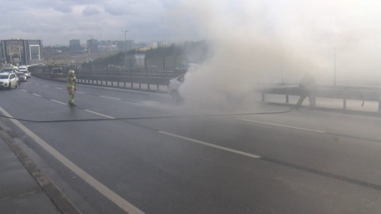 İstanbulda, E-5te otomobil alev alev yandı; trafik durdu