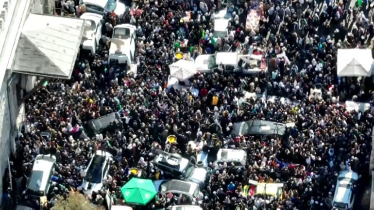 Emevi Camiinde tarihi anlar: Türk bayrağını öpüp Erdoğana teşekkür ettiler... Özgür Suriye halkı Esadın devrilmesinden sonra ilk cuma namazını kıldı