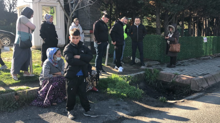 Caddede can yakan ihmal: Çocuk yoğun bakımda Anne olay yerinde gözyaşlarına boğuldu... Köy yerinde bile böylesi olmaz, belediyeden kimse gelmedi