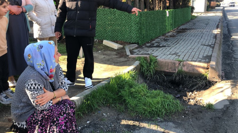 Caddede can yakan ihmal: Çocuk yoğun bakımda Anne olay yerinde gözyaşlarına boğuldu... Köy yerinde bile böylesi olmaz, belediyeden kimse gelmedi