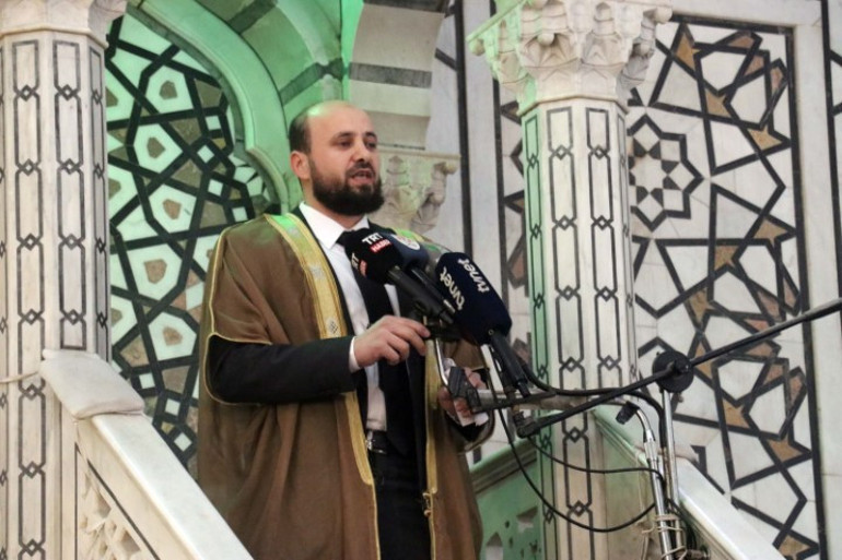 Emevi Camiinde tarihi anlar: Türk bayrağını öpüp Erdoğana teşekkür ettiler... Özgür Suriye halkı Esadın devrilmesinden sonra ilk cuma namazını kıldı