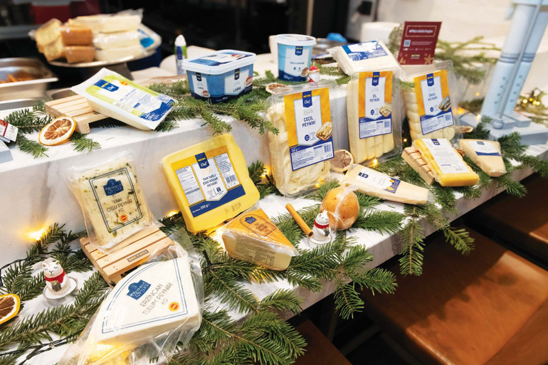 Yılbaşı sofralarının, davetlerin vazgeçilmez eşlikçisi peynir tahtası