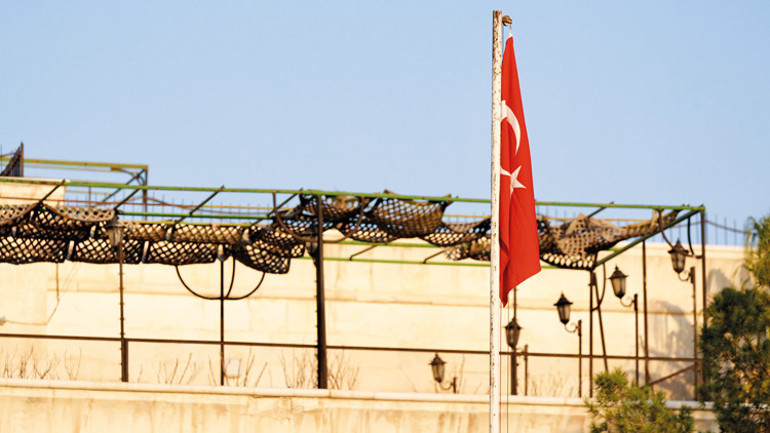 12 yıl sonra Şam’da... Türkiye Büyükelçiliği’nde bayrak göndere çekildi