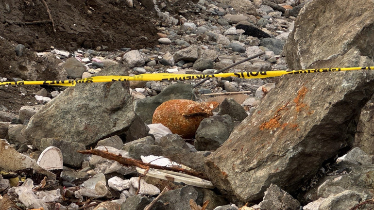 Rize sahilde patlamamış mühimmat bulundu... Polis ekipleri, güvenlik önlemi aldı