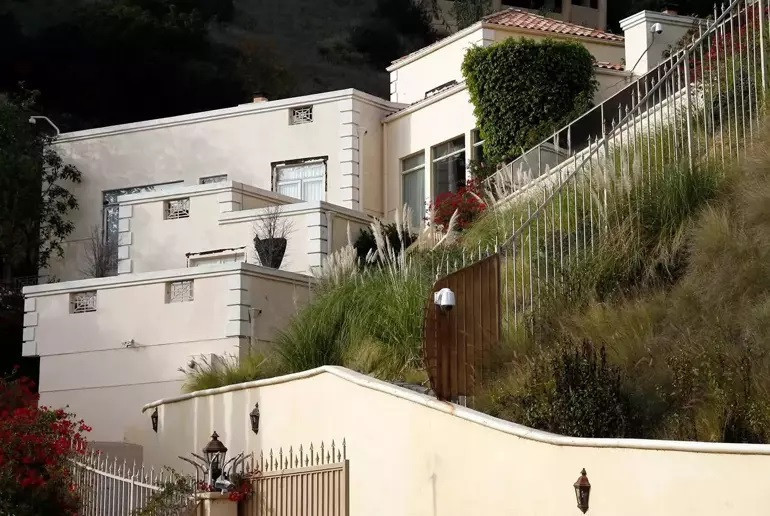 Beş ay arayla önce kendisi sonra kocası ölmüştü: Ünlü çifte mezar olan ‘lanetli ev