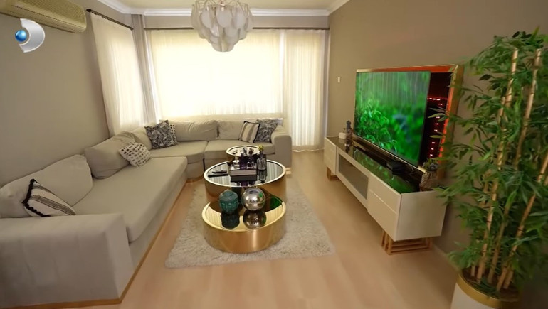 Ünlü türkücü iki ayrı evde yaşıyor Mardinde tarih kokan konak...