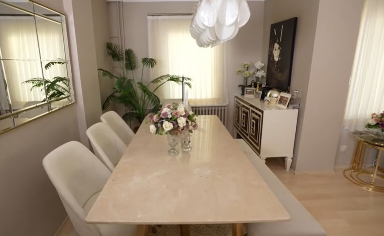 Ünlü türkücü iki ayrı evde yaşıyor Mardinde tarih kokan konak...