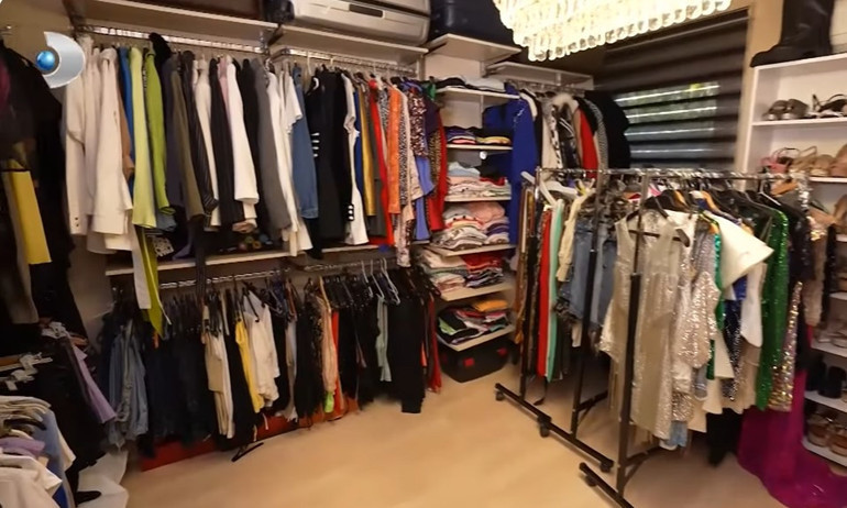 Ünlü türkücü iki ayrı evde yaşıyor Mardinde tarih kokan konak...