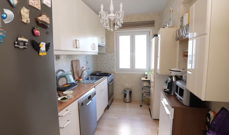 Ünlü türkücü iki ayrı evde yaşıyor Mardinde tarih kokan konak...