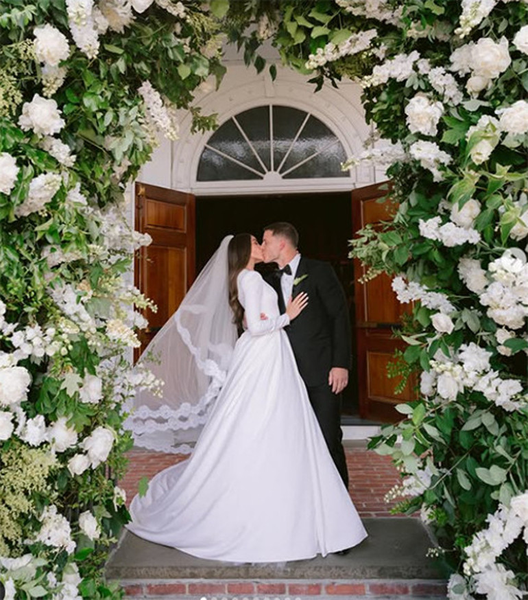 Ne kadar çok yakıştınız nikah masasına Sevdiğinin kollarında yeni hayatına adım attı