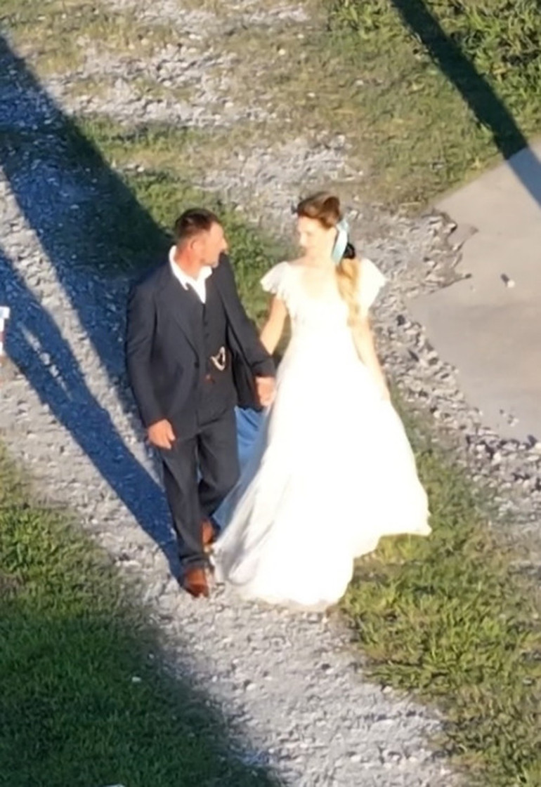 Ne kadar çok yakıştınız nikah masasına Sevdiğinin kollarında yeni hayatına adım attı