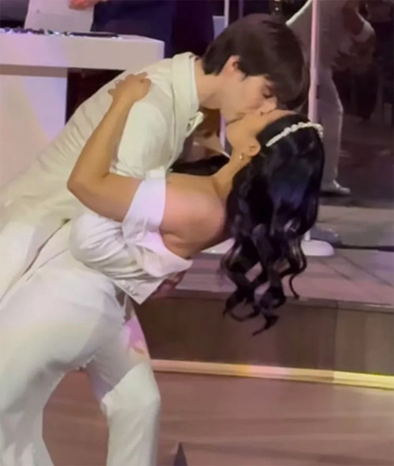 Ne kadar çok yakıştınız nikah masasına Sevdiğinin kollarında yeni hayatına adım attı