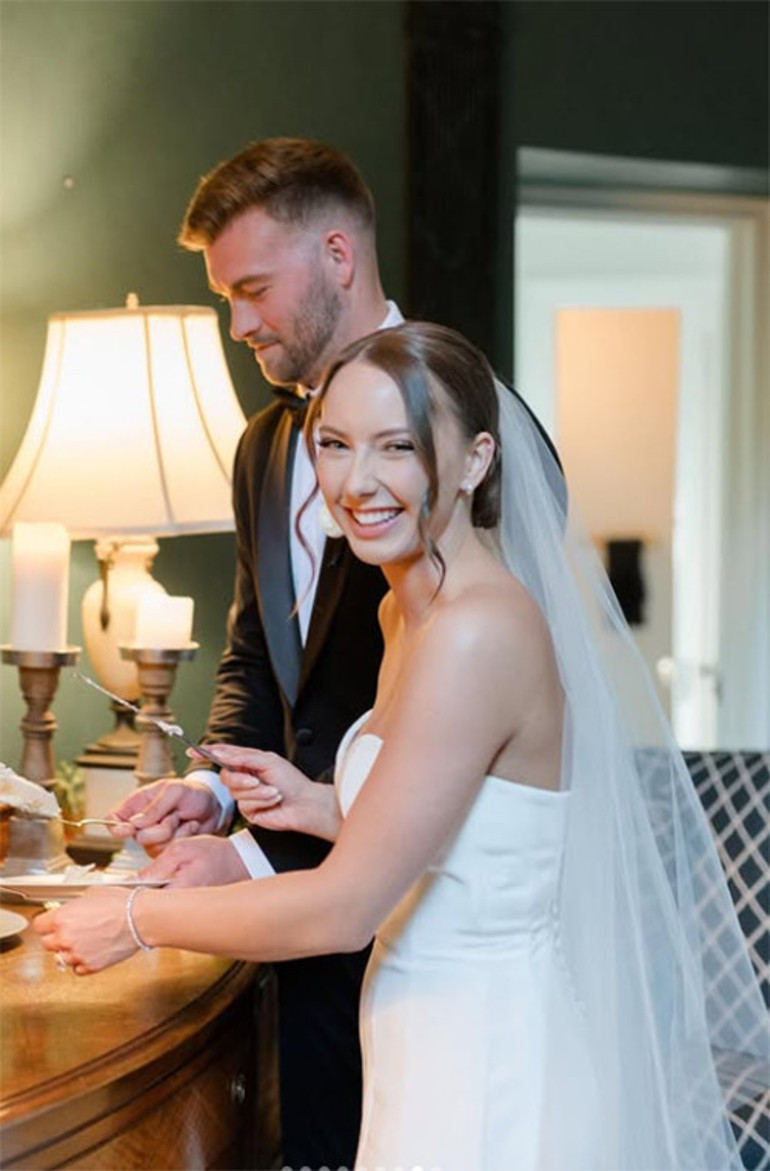 Ne kadar çok yakıştınız nikah masasına Sevdiğinin kollarında yeni hayatına adım attı