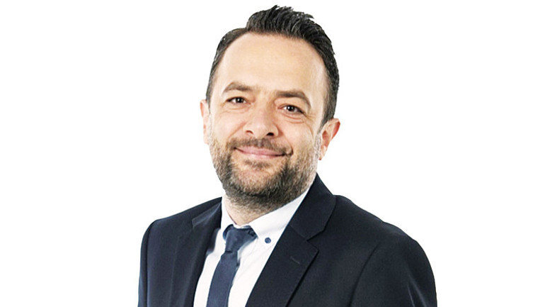 Kaşı yarıldı kendini yere atmadı... Dzeko duruşu örnek olsun