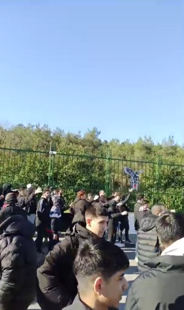Beşiktaşlı taraftarlar tesislere gitti, futbolcularla karşı karşıya geldi Görülmemiş protesto hazırlığı: Neden oynamıyorsunuz