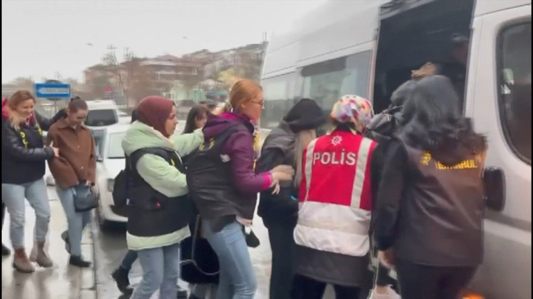 İstanbulda fuhuş operasyonu Yakalanmamak için yabancı numaralar kullanmışlar... 22 kişi gözaltında