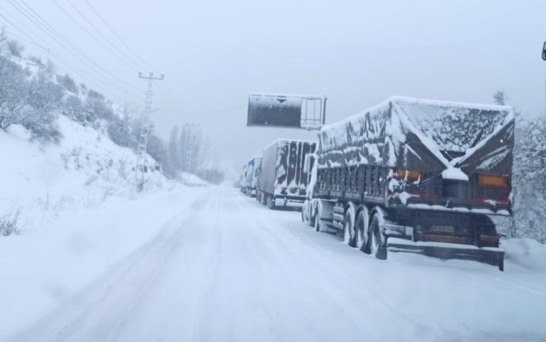 Geceden beri etkili olan kar eğitime ara getirdi... Yollar kapandı, araçların geçişi durdu | 3 il için sarı ve turuncu kodlu alarm