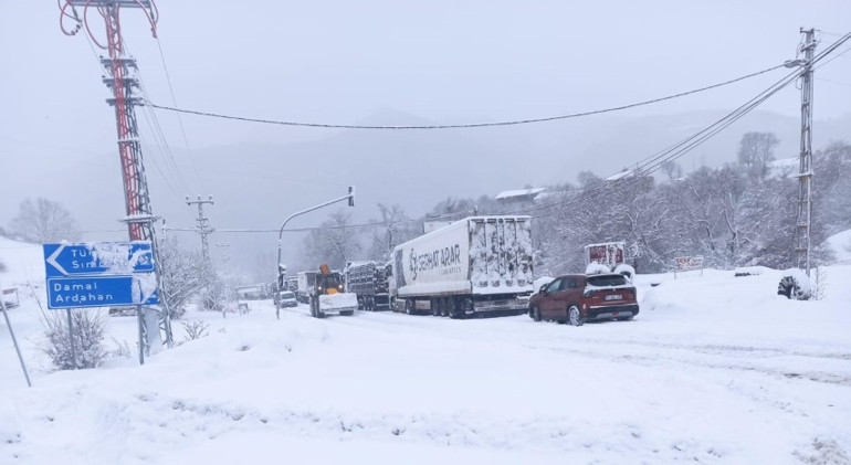Geceden beri etkili olan kar eğitime ara getirdi... Yollar kapandı, araçların geçişi durdu | 3 il için sarı ve turuncu kodlu alarm