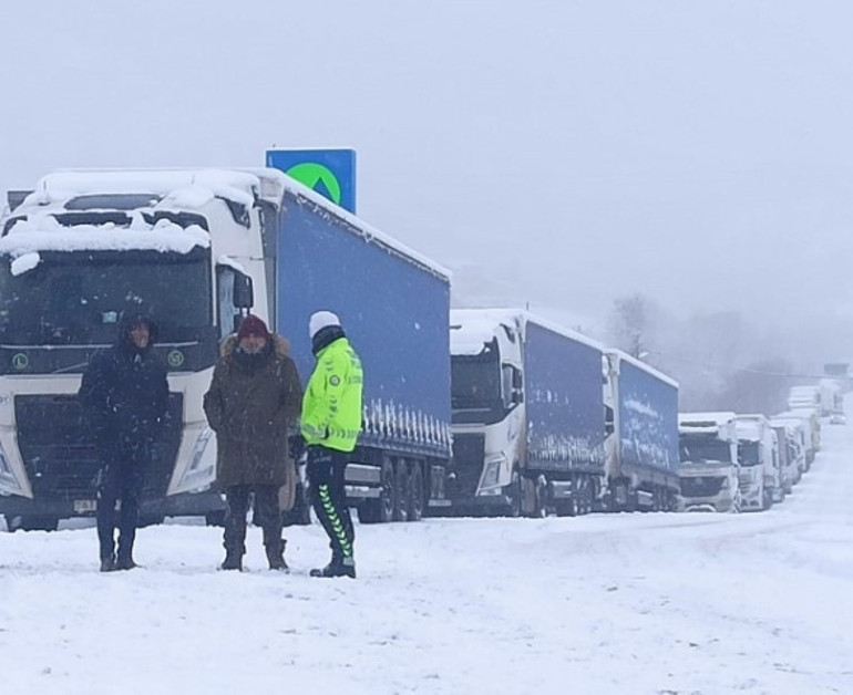 Geceden beri etkili olan kar eğitime ara getirdi... Yollar kapandı, araçların geçişi durdu | 3 il için sarı ve turuncu kodlu alarm