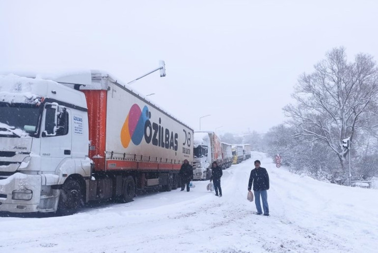 Geceden beri etkili olan kar eğitime ara getirdi... Yollar kapandı, araçların geçişi durdu | 3 il için sarı ve turuncu kodlu alarm