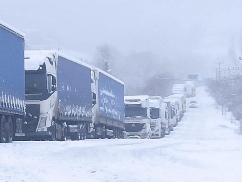 Geceden beri etkili olan kar eğitime ara getirdi... Yollar kapandı, araçların geçişi durdu | 3 il için sarı ve turuncu kodlu alarm