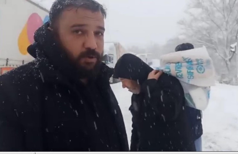 Geceden beri etkili olan kar eğitime ara getirdi... Yollar kapandı, araçların geçişi durdu | 3 il için sarı ve turuncu kodlu alarm