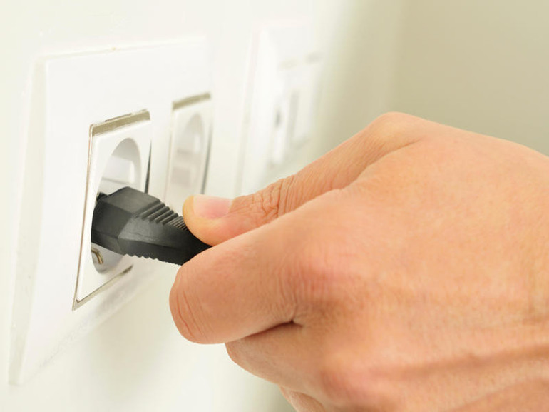 Elektronik aletlerimizin en büyük düşmanı: Elektrik kesintileri... Bozulan eşyaların maliyetini kim karşılar