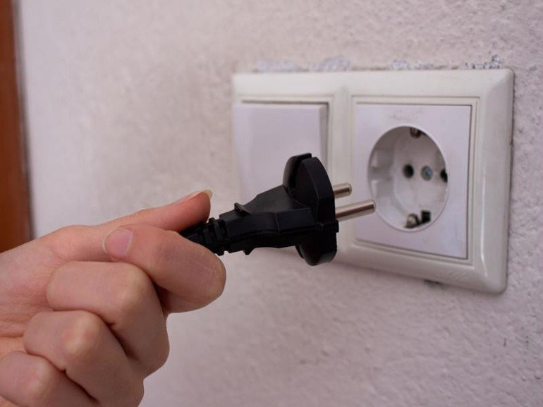 Elektronik aletlerimizin en büyük düşmanı: Elektrik kesintileri... Bozulan eşyaların maliyetini kim karşılar