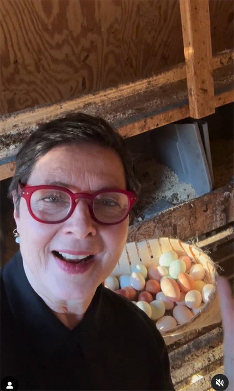 Bir dönemin en güzel kadın oyuncusuydu... Yaşlanınca kimse istemedi... O şimdi minik kuzularını kucağında büyütüyor