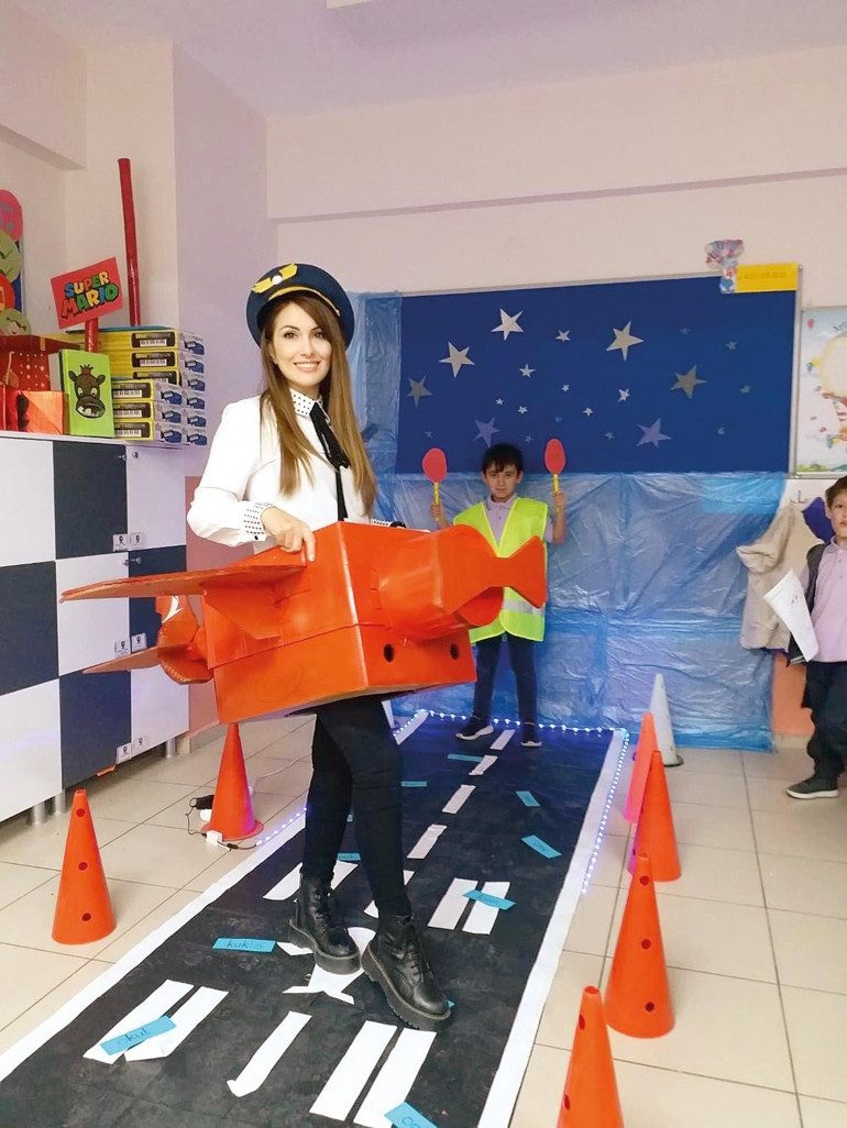 Ebru öğretmenin sınıfında kalem-kâğıt yerine kostüm var