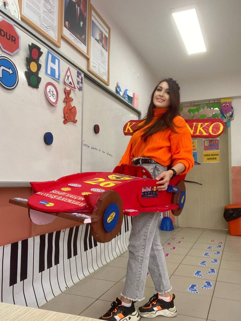 Ebru öğretmenin sınıfında kalem-kâğıt yerine kostüm var