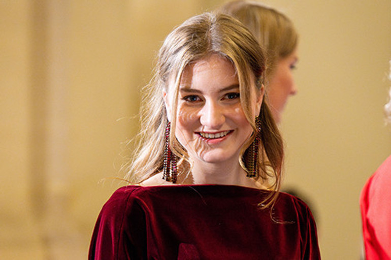 Kot pantolonu dolabına kaldırdı, hayatının gerçeklerine döndü