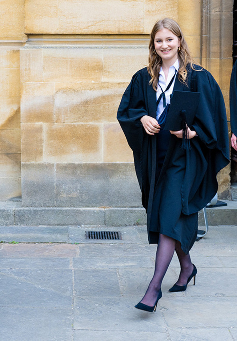 Kot pantolonu dolabına kaldırdı, hayatının gerçeklerine döndü