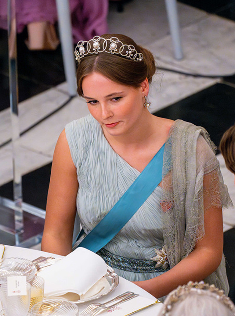 Kot pantolonu dolabına kaldırdı, hayatının gerçeklerine döndü