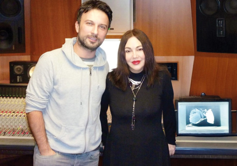 Sevgilisi ile el ele