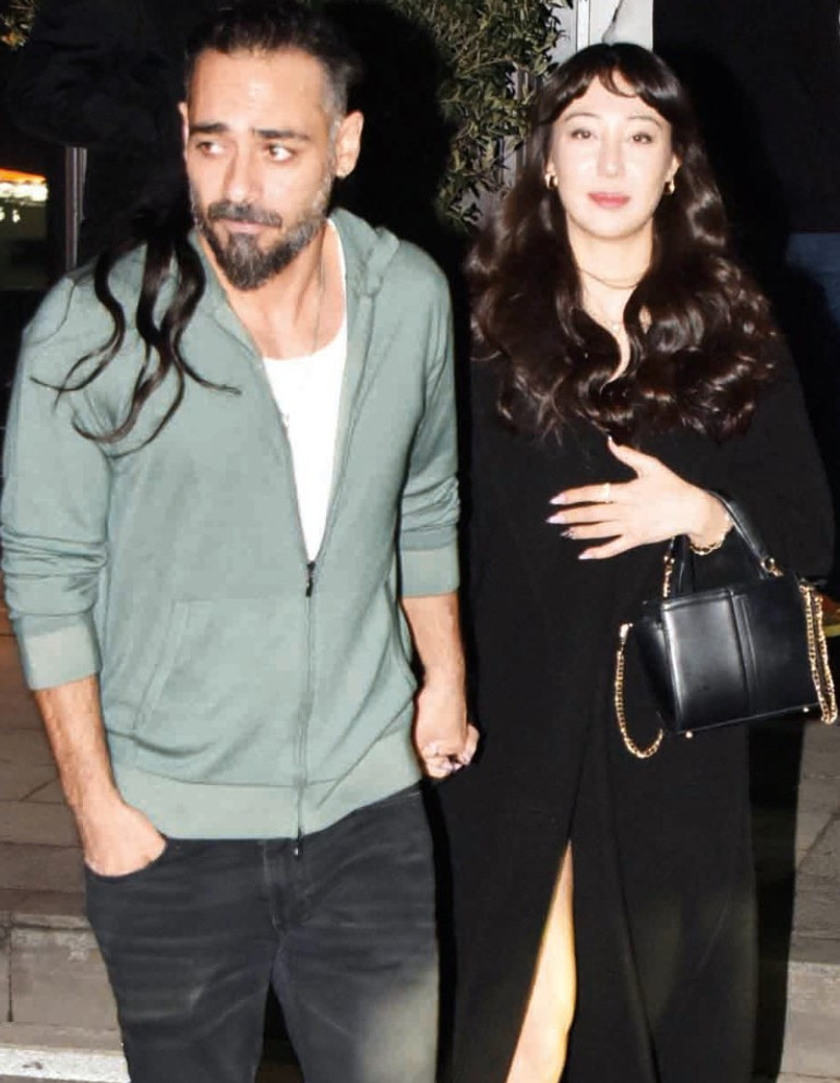 Sevgilisi ile el ele