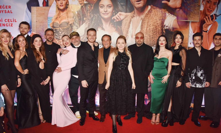 Gel hayatım poz verelim Şımarıkın galasına sevgilisiyle el ele geldi