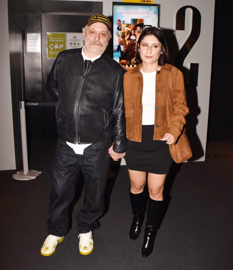 Gel hayatım poz verelim Şımarıkın galasına sevgilisiyle el ele geldi