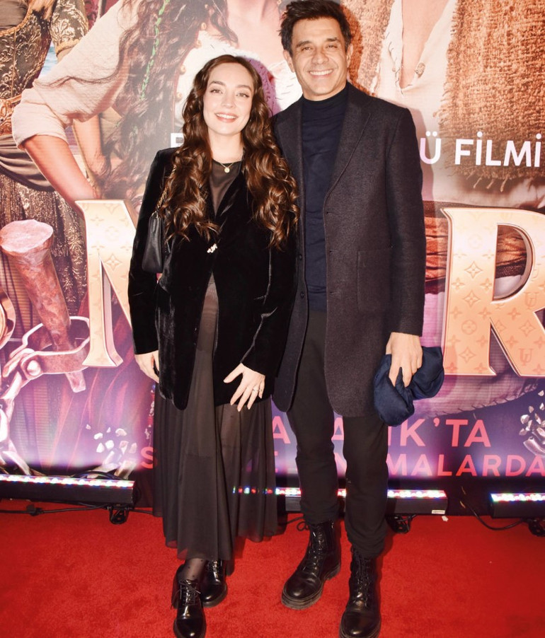 Gel hayatım poz verelim Şımarıkın galasına sevgilisiyle el ele geldi