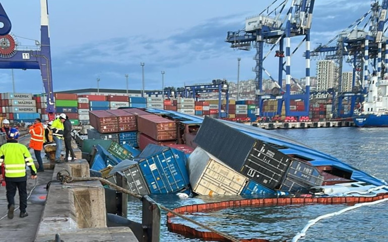 İstanbulda konteyner gemisi yan yattı: Personel tahliye edildi